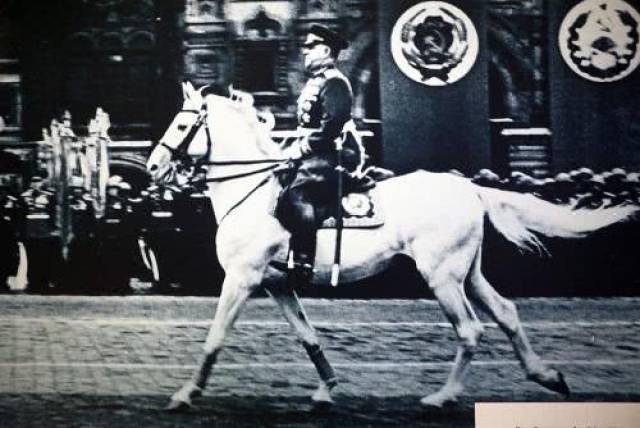 1945年苏联阅兵时,为何检阅部队的不是斯大林