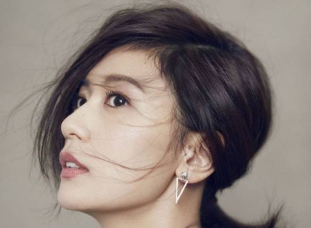 贾静雯晒俩女儿打架,咘咘被打哭满脸委屈,波妞的表情却逗笑网友