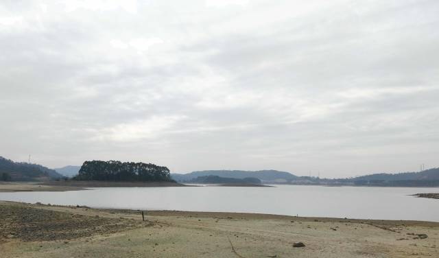 来到惠州观洞水库,在靠近水边的沙泥地上实拍,这里的风光好美