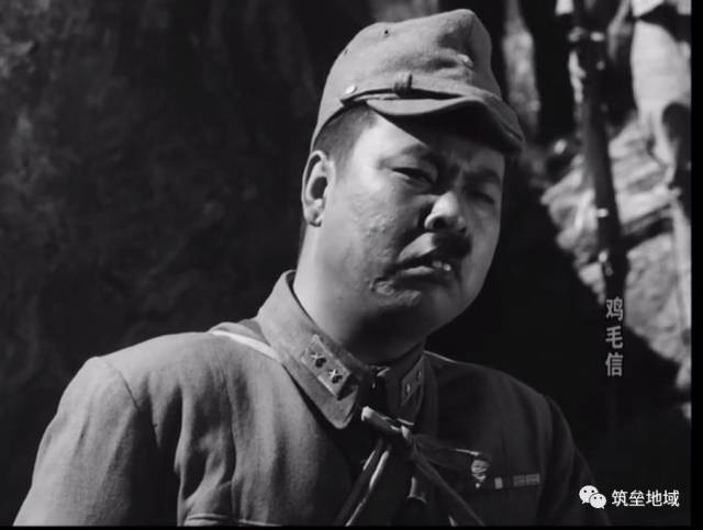 大尉中队长中野,中尉工兵队长渡边,少尉小队长龟田均穿着1938年以前的