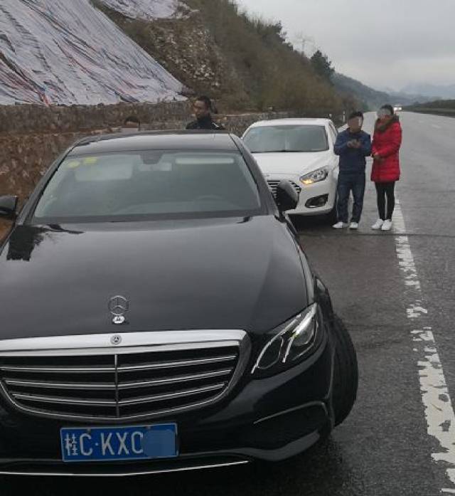广西一辆奔驰车在高速公路上