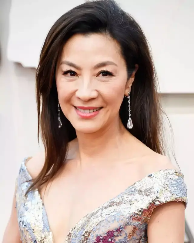 57岁rm女神杨紫琼惊艳奥斯卡,气场强大不输新生代女星