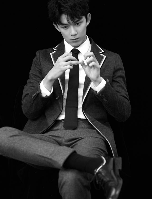 吴磊模仿成功人士pose,穿商务西装一脸认真的抱手,粉丝被笑岔气