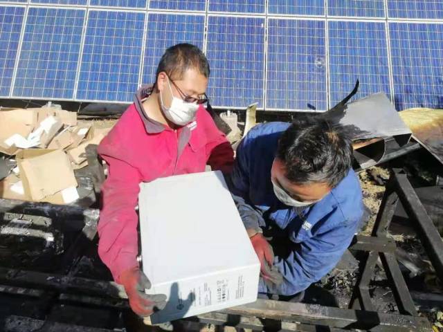 中兴能源巡检人员在对四川木里县麦日乡集中式电站进行维护,图为更换