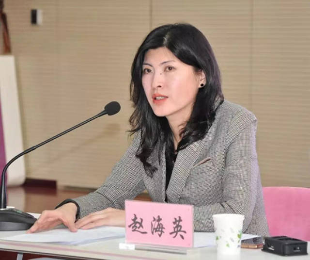北京市妇联副主席,新闻发言人赵海英介绍宣传服务月期间相关活动情况.