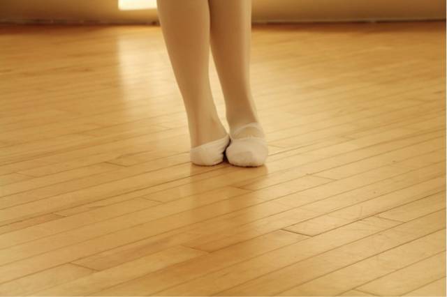 芭蕾知识贴丨足尖跳跃源于这五个脚位