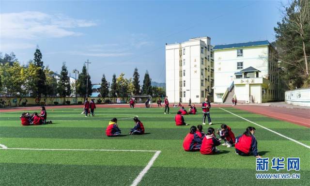 2月28日,六盘水六枝特区月亮河乡第一中学的学生在操场上休憩.