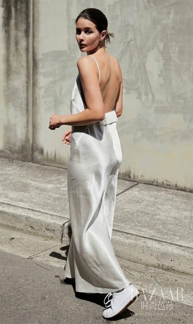 比基尼搭配slip dress,想要穿出图上效果,骨干身材才可以哦,胸大的