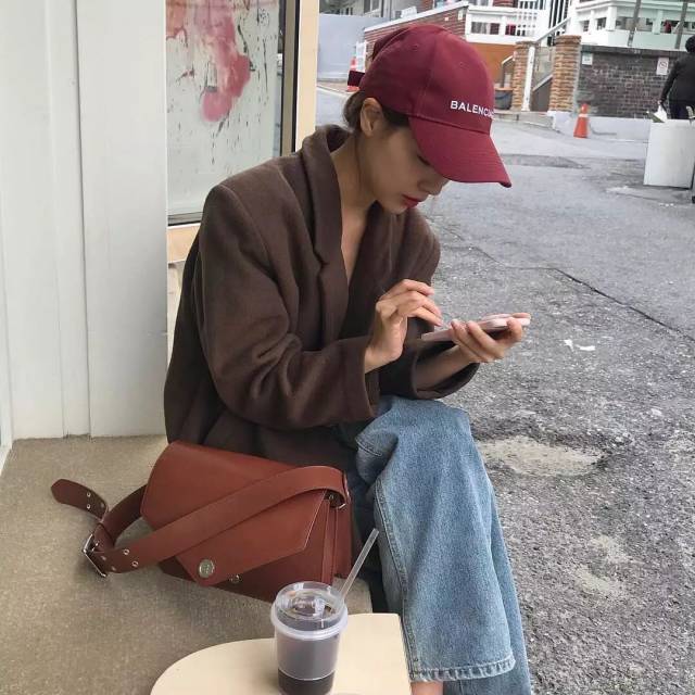 低头玩手机