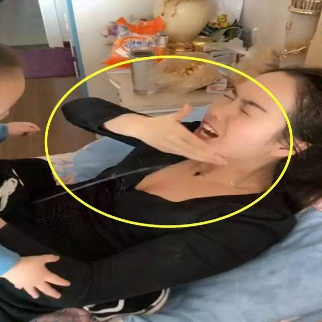 儿子尿了妈妈一脸,妈妈的反应却让人很暖心,网友:绝对