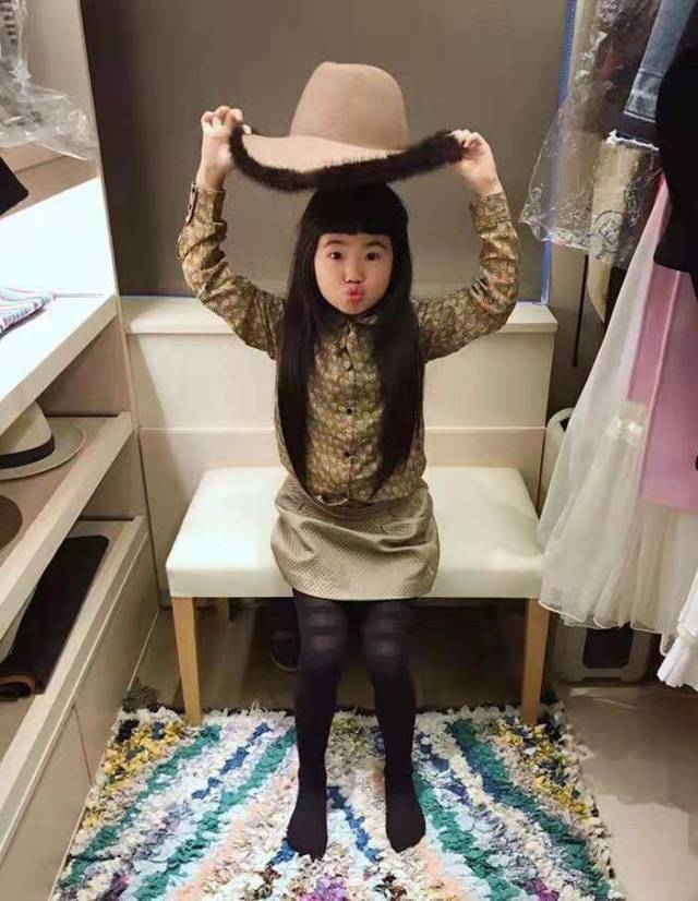 曹格老婆晒女儿近照grace身高猛长长腿吸睛,因裤子太紧满脸郁闷