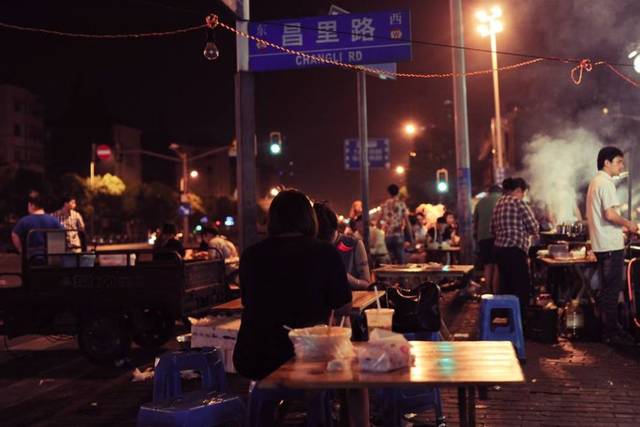 魔都夜幕降临的时候,充满市井味道的昌里路夜市,曾是很多人夜生活不可