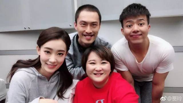 从校花到180斤大胖子，她一炮而红登上春晚，不