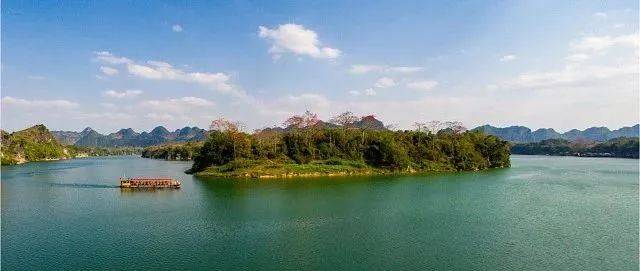 在崇左雨花石景区乘坐游船 一睹"左江第一湾"的美景