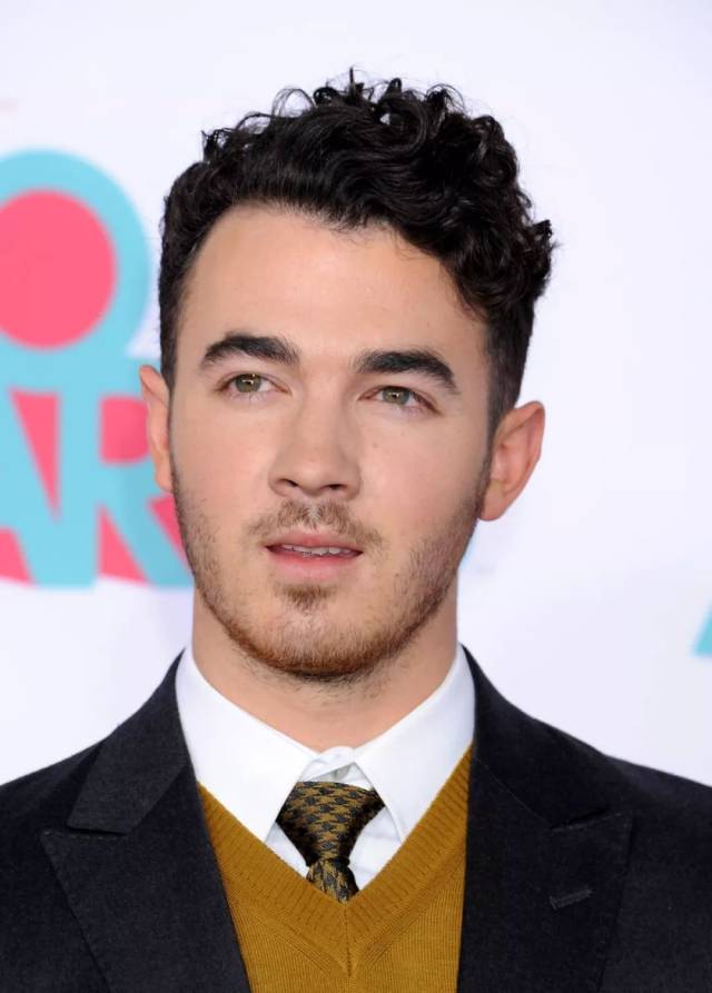 二哥 joe jonas是kim kardashian,不仅因为他与taylor swift曾有纠葛!
