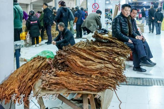 两个卖旱烟叶的把摊子摆在了菜市场的门口,旁边就是卖小鸡小鸭小鹅的.