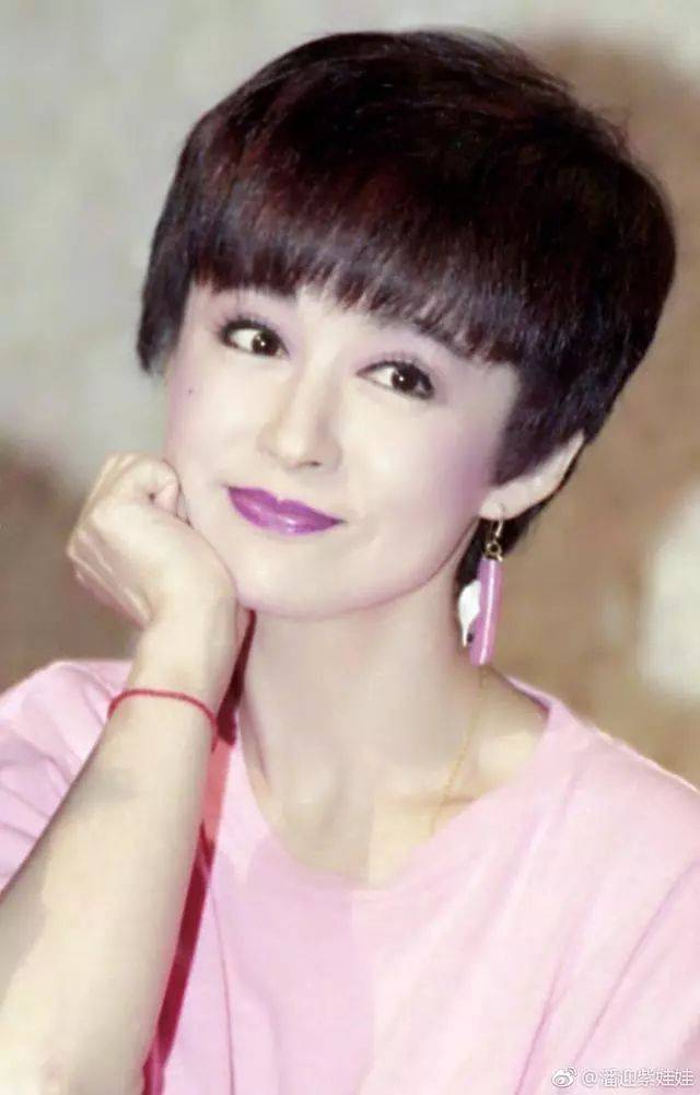 70岁的潘迎紫简直就像个洋娃娃,打扮少女皮肤紧致竟撞脸谢娜!