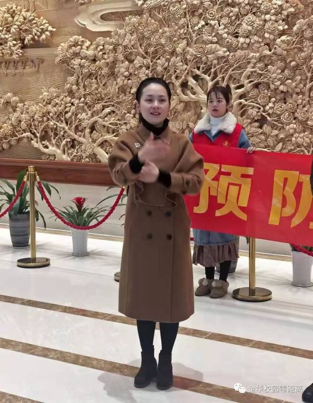 上面雕刻着金华婺剧院,板凳龙,诸葛八卦村等富有金华特色的文化