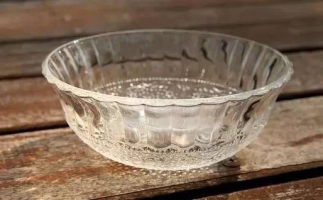 玻璃碗由无机硅酸盐类烧制而成,在烧制的过程中不含有机的化学物质
