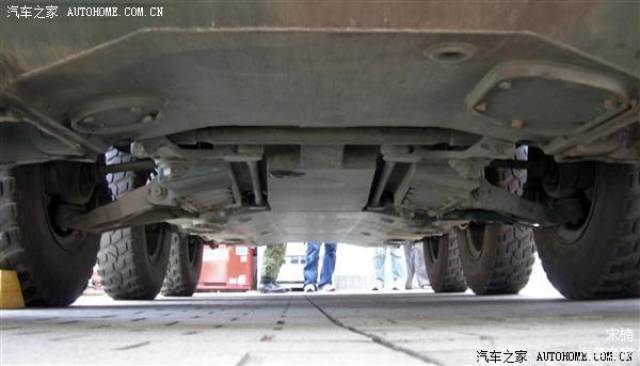 尽管不如现代轮式装甲车,前后通用的独立悬架先进,但是在90年代中期