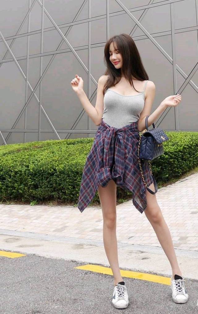 街拍美女:水晶高粗跟潮鞋,修饰美腿挺拔,楚楚动人显身材