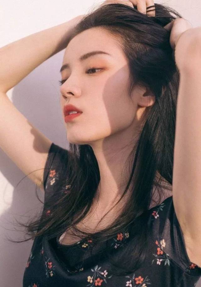 同时撞脸王祖贤李若彤的复古风网红,也逃不过离开ps的