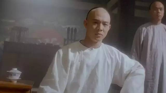 这一段武打也是在叫板成龙,成龙在1978年的《醉拳》和1994年的《醉拳