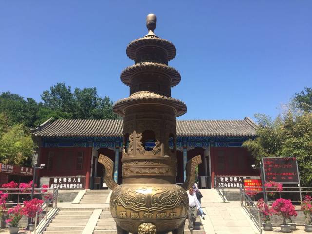 中国极灵验的寺庙:无数年轻人前来求子,大殿前还免费供香
