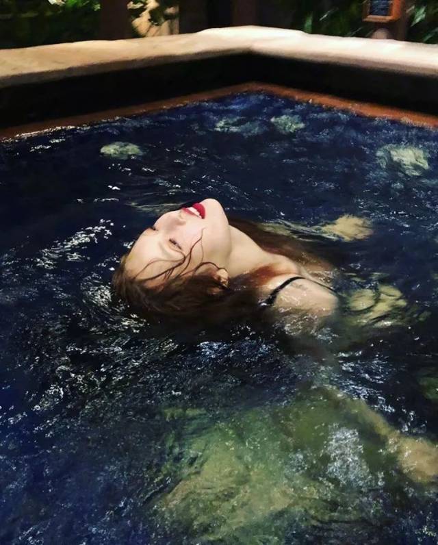 精致女孩泡温泉都这么精致,不像我泡完妆也花成大熊猫.