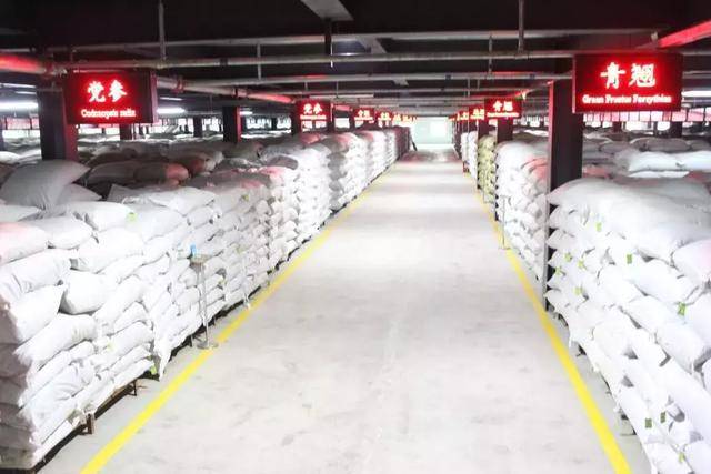 基地首先要对进入仓库的中药材通过第三方进行全面的质量检验检测,如