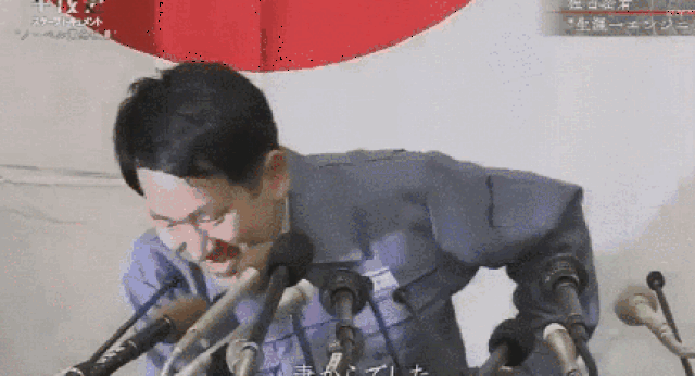 在咔嚓咔嚓的闪光灯下,日本最年轻的诺奖得主,畏畏缩缩地现身了.