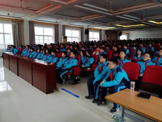 与法同行,健康成长——宁波东海实验学校"法治教育第一课"