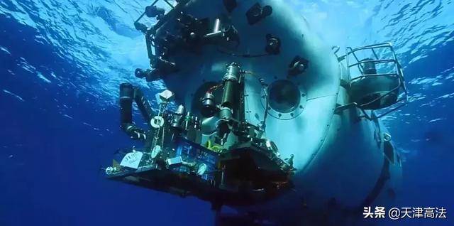 在深海中率创下潜记录的蛟龙号潜艇