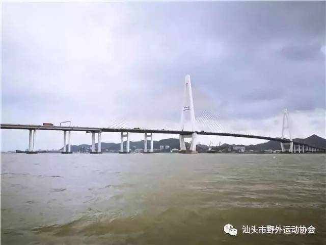 第五个,西流称梅溪,流经汕头市金平区,穿越梅溪桥闸流经杏花桥,在杏花