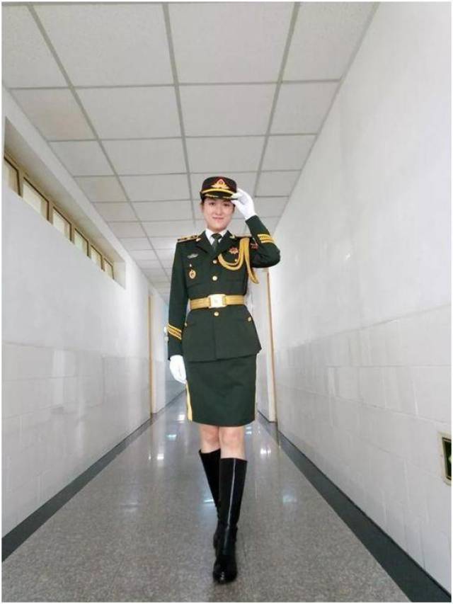 成为了一名中国人民解放军陆海空三军仪仗队光荣的仪仗女兵,参与组建