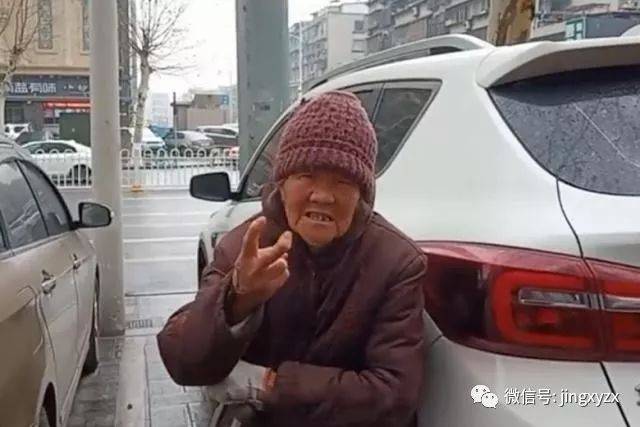 襄阳78岁老太风雨中拄拐卖菜,银行女保安全部买走