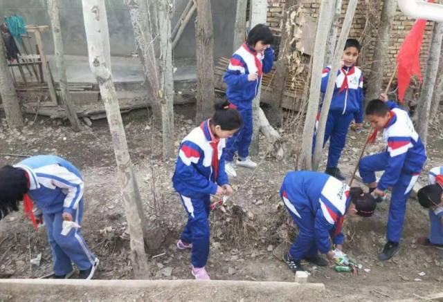 图为:小学生捡垃圾,养成爱护环境卫生的好习惯