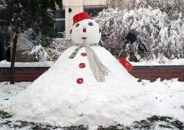 第一次在西安遇见下雪 是西安真真实实的下大雪 在外边冒雪堆了个雪人