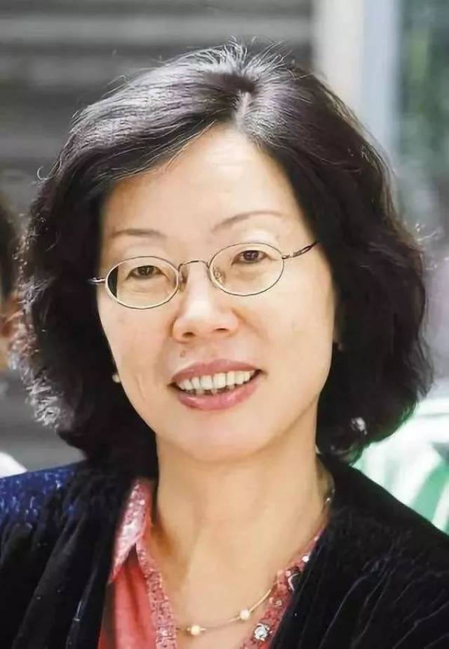 舒婷,原名龚佩瑜,中国当代女诗人,朦胧诗派的代表人物.