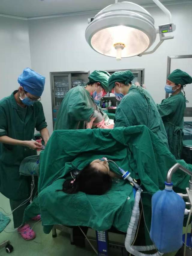 平果一产妇羊水栓塞,医生们从死神手中把