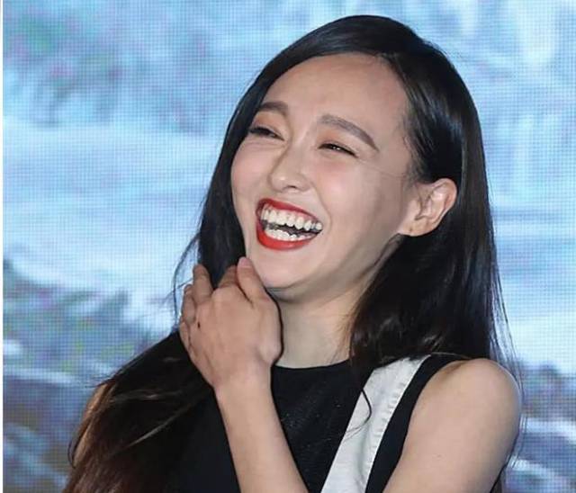 女星大笑瞬间,赵丽颖可爱,杨颖嘴变大,看到最后一个好