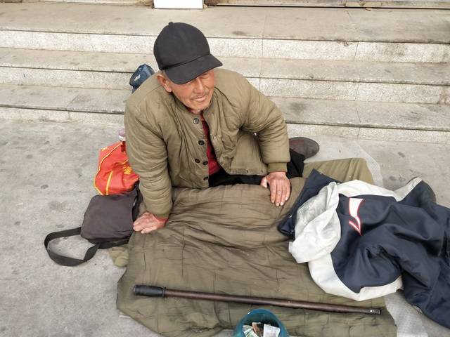 山东滨州:73岁阳信老人街头乞讨 自称劳店人无儿无女