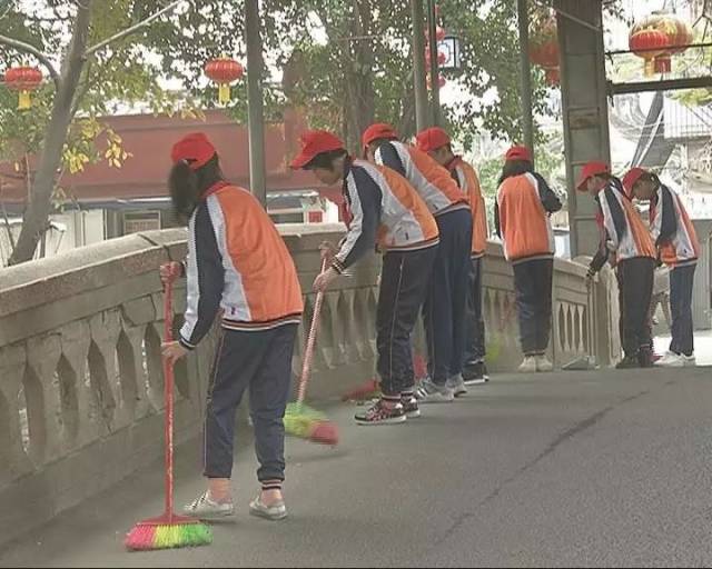 要学雷锋无私奉献,乐于助人的精神,无论做什么,只要对社会有贡献,就会