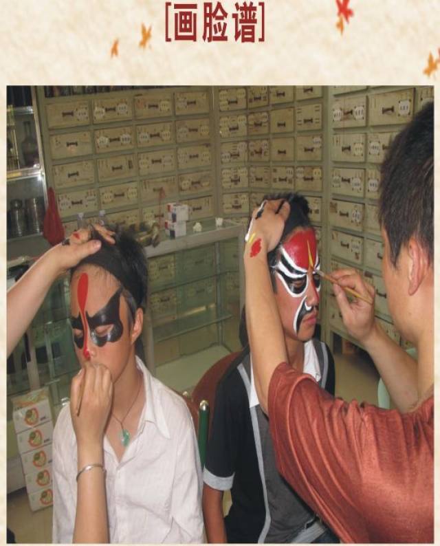 从英歌舞的脸谱,领舞者手中使用的道具一一蛇,表演时发出的呼叫声