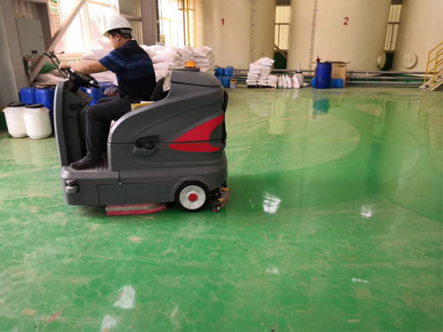 说说柳州驾驶式洗地机都适用在多大面积厂区