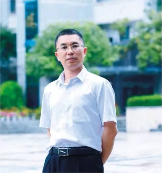 田建龙 学校教务处主任 怀化市优秀共产党员 中学化学高级教师