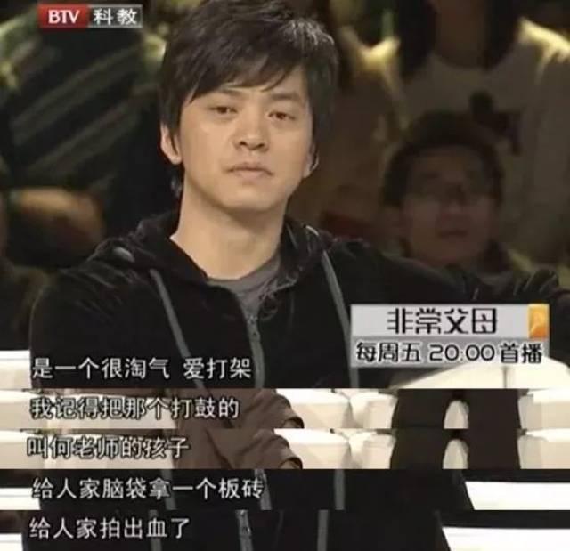 李健小时候,家里总是堆满了各种演出道具,他从小与这些刀枪剑棍,斧钺