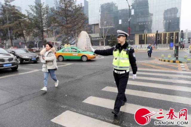 你认为哪个好? 7种"车让人"手势 等你来投票