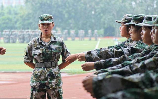 大学军训的教官到底是何许人也?为何结束后,他们是悄悄溜走的?