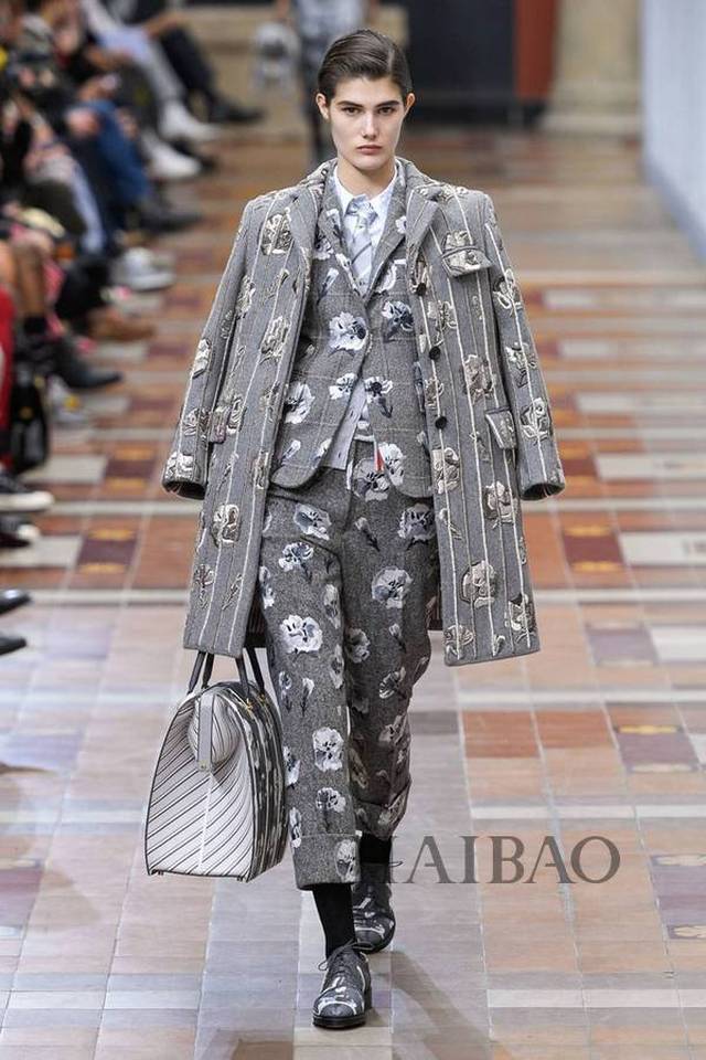 桑姆·布朗尼(thom browne)2019秋冬女装秀,海报带你亲临2019秋冬纽约